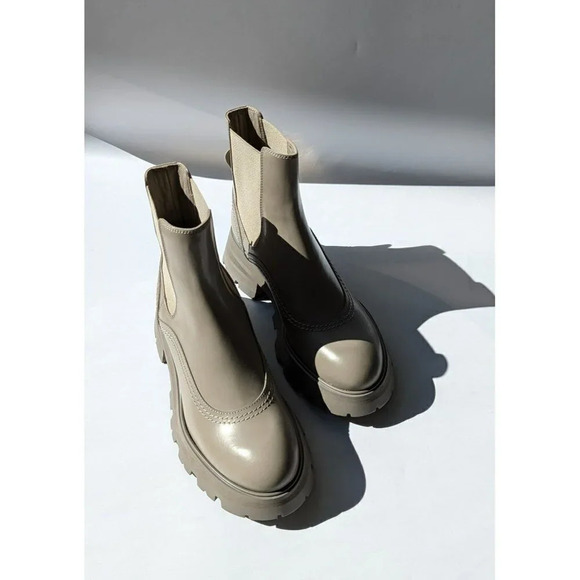 Alexander McQueen Women's Leather Chelsea Boots Size 38.5 C (MSRP $990) - Picture 4 of 12